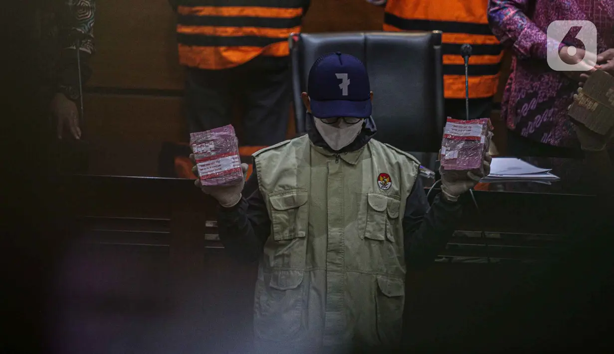 Petugas menunjukan barang bukti hasil Operasi Tangkap Tangan (OTT) tersangka Walikota Rahmat Effendi dengan sejumlah tersangka di Gedung KPK, Jakarta, Kamis (6/1/2022). KPK mengamankan barang bukti uang Rp5,7 miliar yang diterima Wali Kota Bekasi Rahmat Effendi. (Liputan6.com/Faizal Fanani)