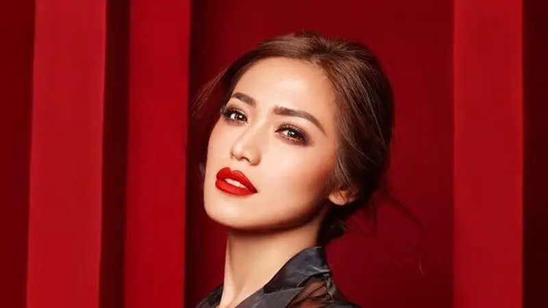 Jessica Iskandar pakai lipstik merah (Instagram/inijedar)