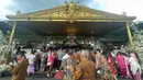 Sejumlah warga mengantre untuk bersalaman dengan putra bungsu Presiden Joko Widodo, Kaesang Pangarep dan istrinya Erina Gudono pada acara Ngunduh Mantu pernikahan di Pura Mangkunegaran, Solo, Minggu (11/12/2022). Antrean tamu undangan yang ingin berfoto dengan Kaesang Pangarep dan Erina Gudono beserta keluarga mengular panjang bahkan rela berdesak-desakan demi bisa berfoto dengan kedua mempelai. (Liputan6.com/Herman Zakharia)