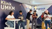 Pengunjung melakukan transaksi atas pembelian Asuransi Kecelakaan Diri Askrindo pada pameran UMKM Induk Koperasi Wanita Pengusaha Indonesia (Inkowapi) di booth DigiAsk, Lapangan Banteng, Jakarta. (Liputan6.com)