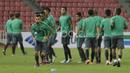 Para pemain Timnas Indonesia melakukan pemanasan pada  sesi uji coba lapangan di Stadion Rajamangala, Thailand, (16/12/2016). (Bola.com/Vitalis Yogi Trisna)