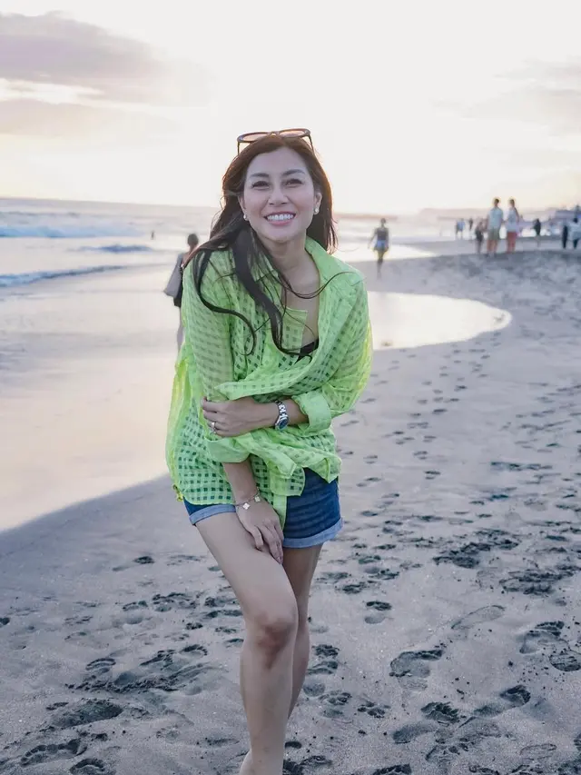 Gaya Nisya Ahmad Saat Liburan di Pantai, Anggun dan Natural Bersama Keluarga