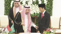 Raja Arab Saudi Salman bin Abdulaziz Al-Saud bersama Presiden Joko Widodo saat berada di Istana Bogor, Jawa Barat, Rabu (1/2). Pemerintah Arab berencana akan menanamkan investasi senilai Rp300 triliun di Indonesia. (Liputan6.com/Angga Yuniar) 