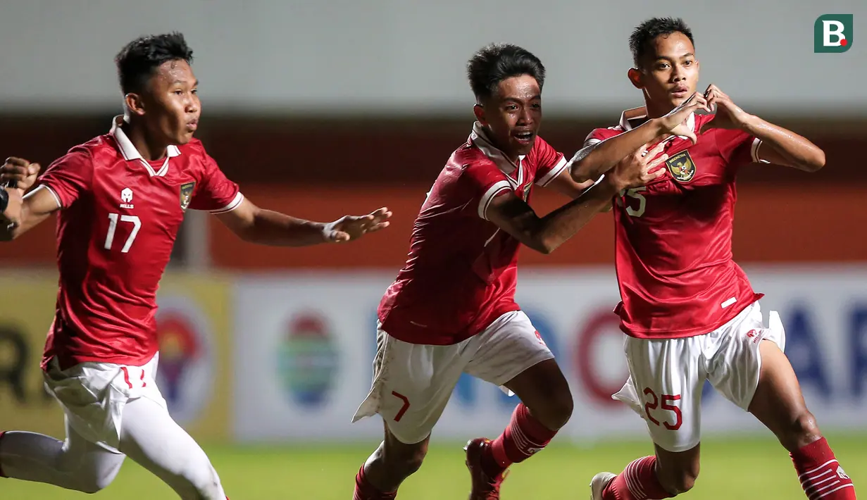 Selain menjadi juara pada ajang Piala AFF U-16 edisi 2022 yang baru saja usai, Timnas Indonesia U-16 juga tercatat sebagai tim paling produktif dan paling sedikit kebobolan selama turnamen berlangsung. Dari total 5 laga, 3 di fase grup serta 2 di babak semifinal dan final, Tim Garuda Asia mampu mencetak total 15 gol, satu di antaranya merupakan gol bunuh diri pemain Filipina di fase grup dan hanya kebobolan 2 gol. Seluruh 14 gol tersebut dicetak oleh 7 pemain. Berikut sebaran gol-gol tersebut. (Bola.com/Bagaskara Lazuardi)