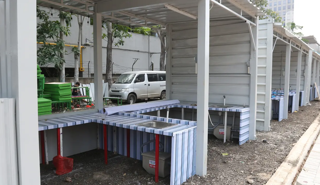 Suasana proyek pembangunan pusat kuliner di bekas lahan parkir "Park and Ride" di kawasan MH Thamrin, Jakarta, Sabtu (14/12/2019). Pemprov DKI membangun penyedia ruang usaha mikro kecil ramah lingkungan di kawasan tersebut dengan luas 8.710 meter. (Liputan6.com/Herman Zakharia)