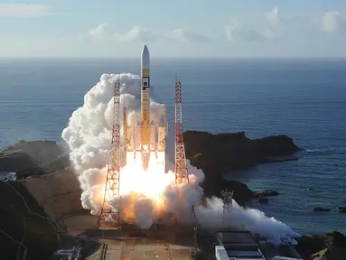 Sebuah roket H-IIA lepas landas dari landasan peluncuran di Tanegashima Space Center di Tanegashima, Jepang, Senin (20/7/2020). Uni Emirat Arab (UEA) resmi menjadi negara arab pertama yang mengekplorasi ruang angkasa dengan meluncurkan misi pertamanya menuju Mars. (MHI via AP)