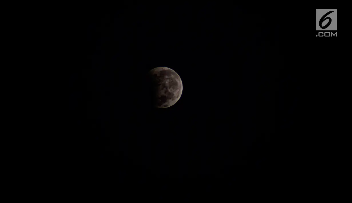 Gerhana bulan parsial (penumbra) tampak di langit kota Semarang, Jawa Tengah, Selasa (8/8). Fase Gerhana Bulan Sebagian dari muncul hingga gerhana berakhir diperkirakan dimulai pukul 22.48 WIB dan berakhir 03.52 WIB. (Liputan6.com/Gholib)