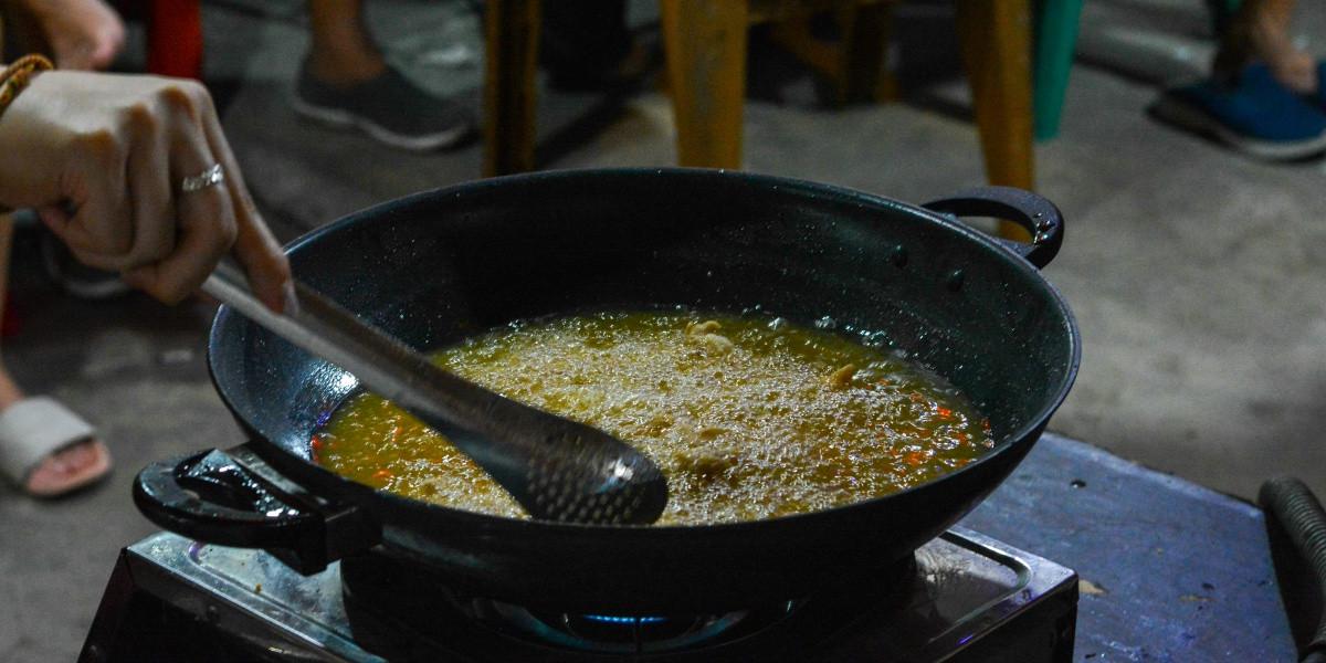 Ilustrasi Menggoreng Makanan