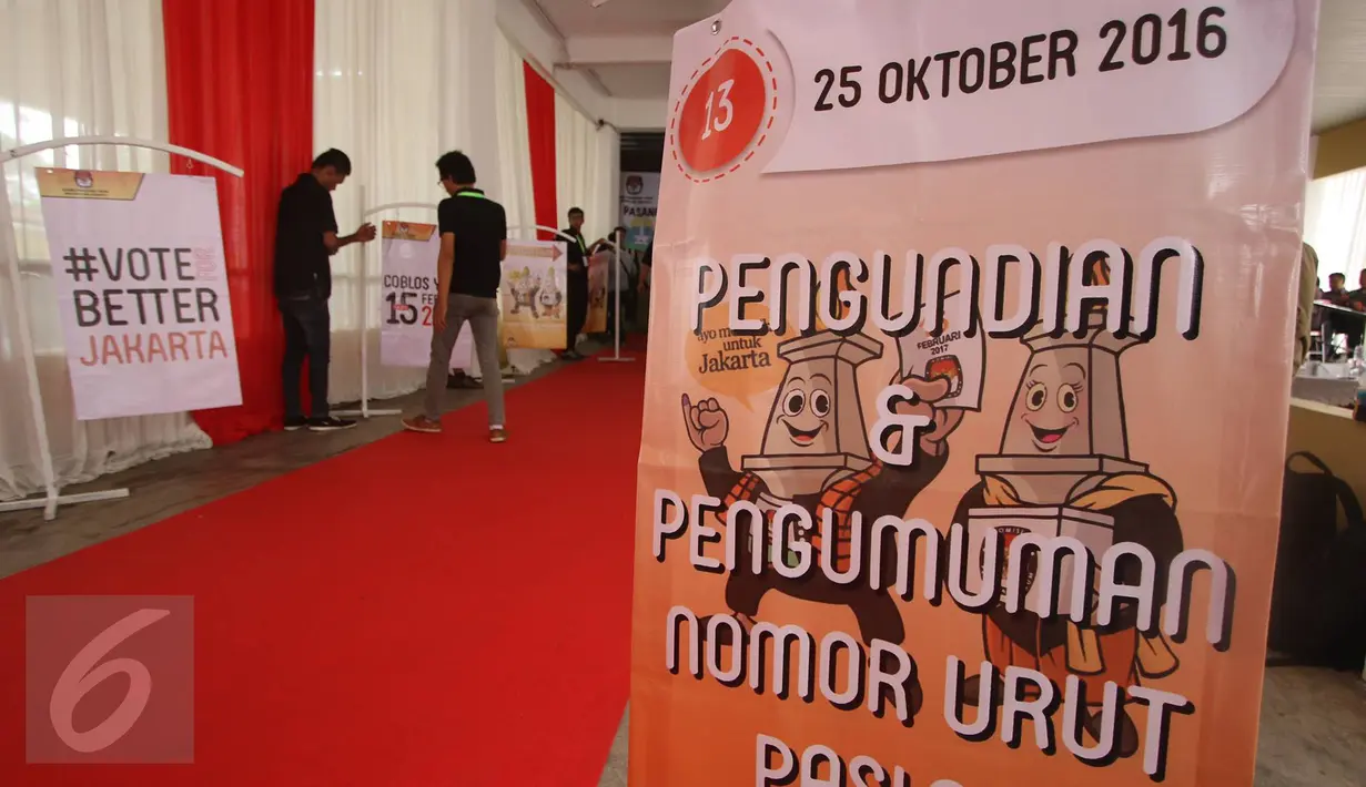 Sebuah banner dan karpet merah terpasang di pintu masuk Gedung KPUD DKI Jakarta, Rabu (21/9). Pendaftaran bakal pasangan calon gubernur dan wakil gubernur pada Pilgub DKI 2017 dimulai hari ini. (Liputan6.com/Immanuel Antonius)