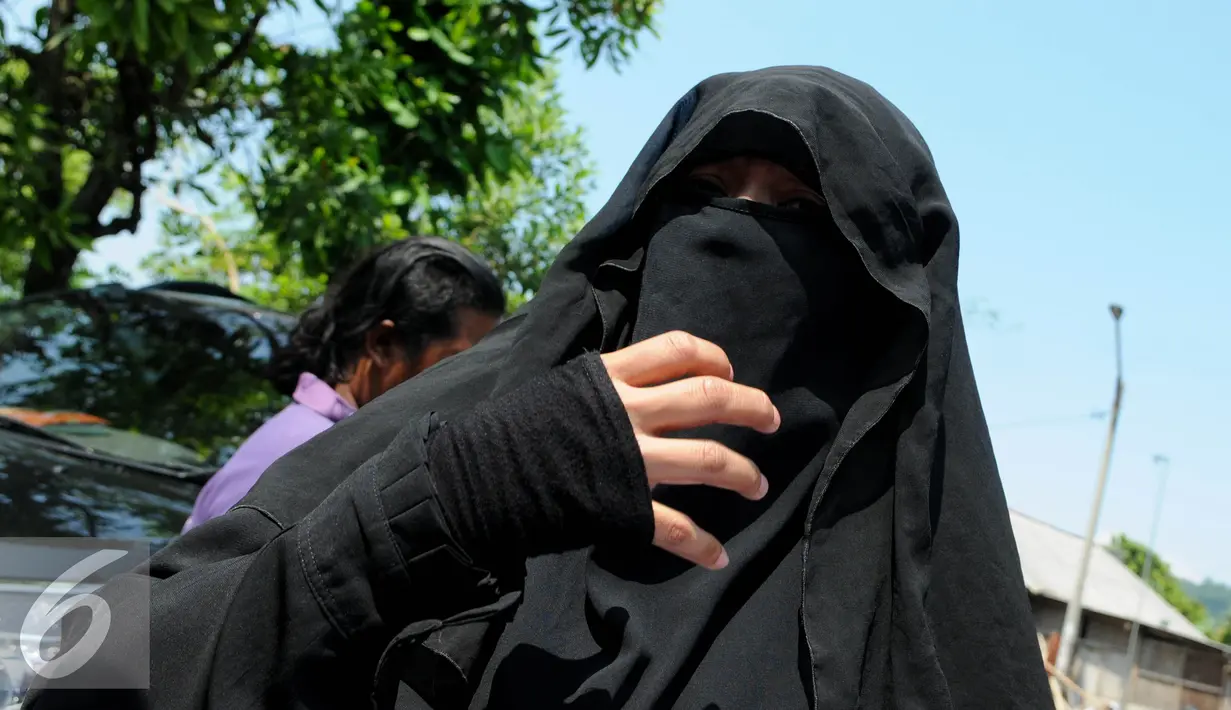 Kerabat Titus Igweh, Nila saat berkunjung ke Nusakambangan, Cilacap, Jawa Tengah, Kamis (28/7). Keluarga Titus Igweh  menolak tindakan pemerintah yang akan mengeksekusi mati Titus Igweh. (Liputan6.com/Helmi Afandi)