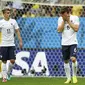 Antoine Griezmann dan Yohan Cabaye lesu usai Benzema gagal mencetak gol (REUTERS/Dylan Martinez )