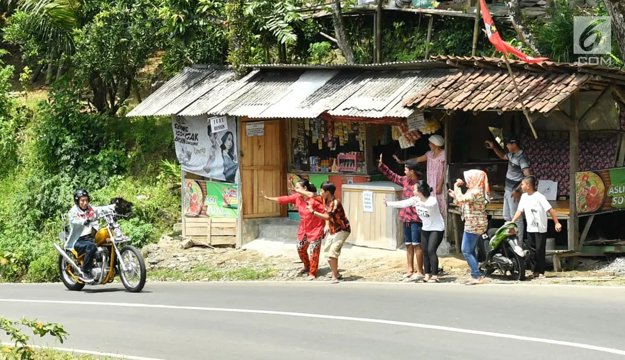Warga menyapa Presiden Jokowi saat mengendarai motor di Sukabumi, Jawa Barat, Minggu (8/4). Blusukan terkait program Kementerian PUPR dan Kementerian Desa, Pembangunan Daerah Tertinggal dan Transmigrasi. (Liputan6.com/Pool/Biro Pers Setpres)