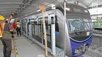 Kereta mass rapid transit (MRT) terparkir di depo  MRT Lebak Bulus, Jakarta, Selasa (28/8). Progres konstruksi moda transportasi MRT Jakarta fase I rute Lebak Bulus-Bundaran HI kini mencapai hampir 96 persen. (Liputan6.com/Herman Zakharia)