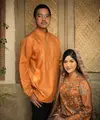 Erina Gudono dan Kaesang Pangarep menyiapkan baju Lebaran nuansa orange. [Foto: @erinagudono]
