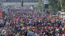 Peserta parade membanjiri Bundaran Hotel Indonesia, Jakarta, Minggu, (6/9/2015). Parade tersebut dalam rangka memperingati Hari Pelanggan Nasional yang diperingati setiap 4 September. (Liputan6.com/Helmi Afandi) 