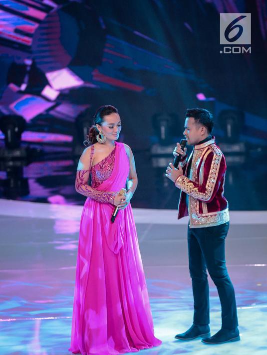 Aksi pedangdut Fildan dan Zaskia Gotik saat tampil dalam Indonesian Dangdut Awards 2018 di Studio 5 Indosiar, Jakarta, Jumat (12/10). Mereka membawakan lagu Koi Mil Gaya dan Tum Hi Ho. (Liputan6.com/Faizal Fanani)