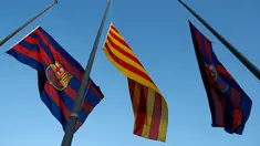 Untuk mengenang Tito Vilanova, di Stadion Camp Nou, Barcelona (25/4/2014), bendera Barcelona dan Catalunya dikibarkan setengah tiang. (REUTERS/Albert Gea)
