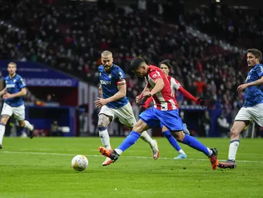 Penyerang Atletico Madrid Luis Suarez (kanan tengah) mencetak gol keempat timnya ke gawang Deportivo Alaves dalam lanjutan La Liga Spanyol, Minggu (3/4/2022) dinihari WIB. Atletico Madrid menang telak dengan skor 4-1 atas Deportivo. (AP Photo/Manu Fernandez)