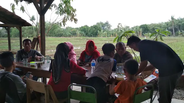 Pagi Menikmati Kopi Manis Ditepi Sawah Cirebon