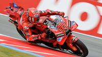 Pembalap MotoGP asal Spanyol dari Tim Ducati Lenovo, Marc Marquez, mengambil tikungan selama latihan bebas menjelang Grand Prix MotoGP Belanda 2025 di Sirkuit TT Assen, di Assen pada 27 Juni 2025. (Vincent Jannink/ANP/AFP)
