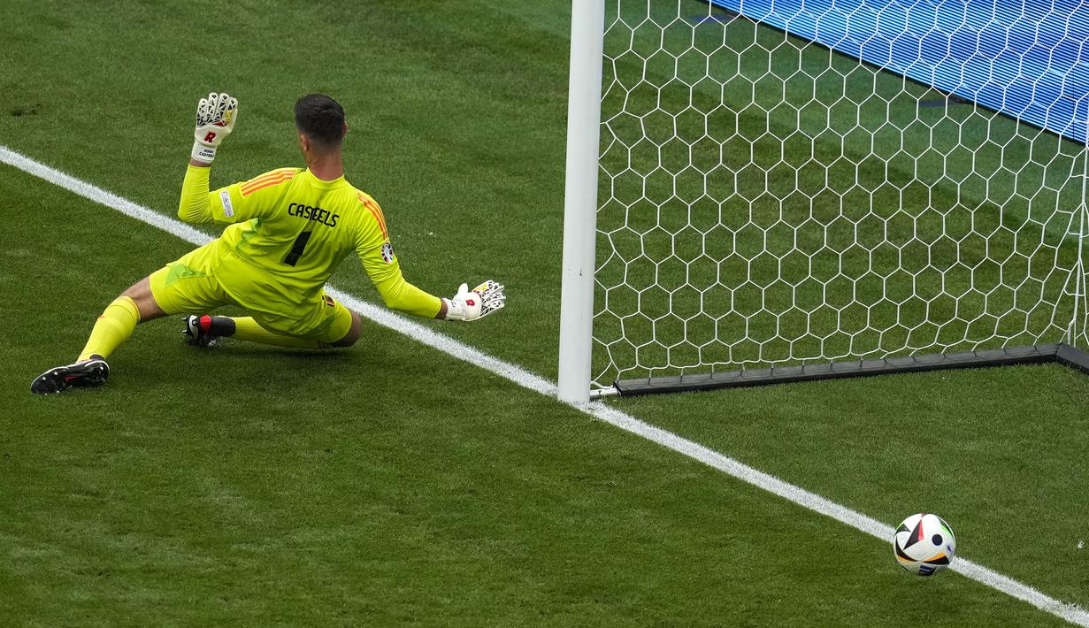 Kiper Timnas Belgia, Koen Casteels kebobolan lewat gol striker Timnas Slovakia, Ivan Schranz pada laga Grup E Euro 2024 di Waldstadion, Frankfurt, Jerman, Senin (17/6/2024). (AP Photo/Themba Hadebe)