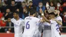 Penyerang Real Madrid, Vinicius Junior (keempat kiri) berselebrasi dengan rekan satu timnya usai mencetak gol ke gawang Mallorca pada pertandingan lanjutan La Liga Spanyol di Palma de Mallorca, Spanyol, Selasa (15/3/2022). Madrid menang telak atas Mallorca 3-0. (AP Photo/Francisco Ubilla)
