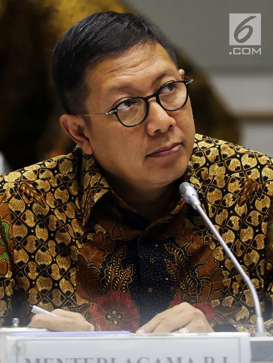 Menteri Agama Lukman Hakim Saifuddin saat mengikuti Raker dengan Komisi VIII DPR di Kompleks Parlemen, Senayan, Jakarta, Selasa (4/9). Raker tersebut membahas Rencana Kerja/Anggaran Kementerian Agama Tahun Anggaran 2019. (Liputan6.com/Johan Tallo)