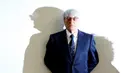 Presiden dan CEO F1 Management, Bernie Ecclestone menutup matanya saat sesi foto Munich (05/8/2014). Bernie, tetap akan menjadi pimpinan eksekutif F1. (REUTERS/Michael Dalder)