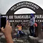 Gunung Tangkuban Perahu ini terakhir kali meletus pada tahun 2013, tetapi hingga saat kini masih banyak wisatawan lokal maupun mancanegara yang menyukai tempat eksotis tersebut. (Liputan6.com/Johan Tallo)