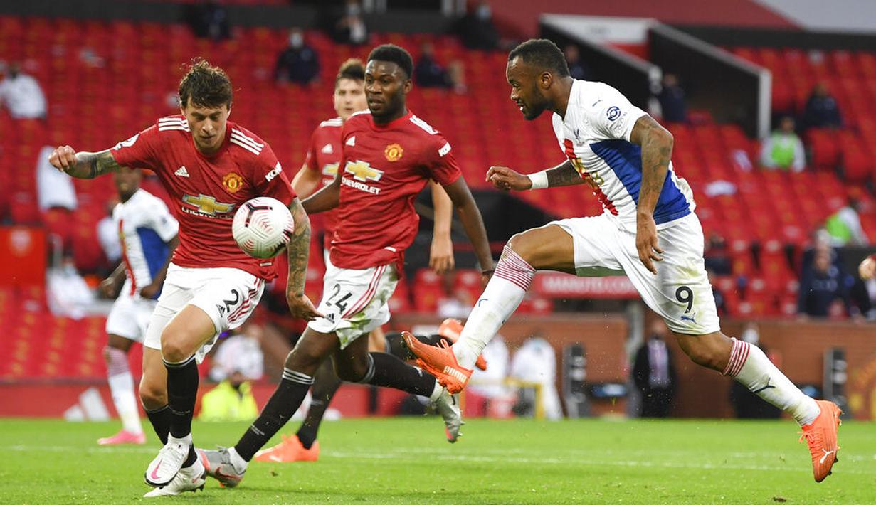 Pemain Crystal Palace, Jordan Ayew, berebut bola dengan pemain Manchester United, Victor Lindelof, pada laga Premier League di Stadion Old Trafford, Sabtu (19/9/2020). Setan Merah takluk dengan skor 1-3.  (Shaun Botterill/Pool via AP)