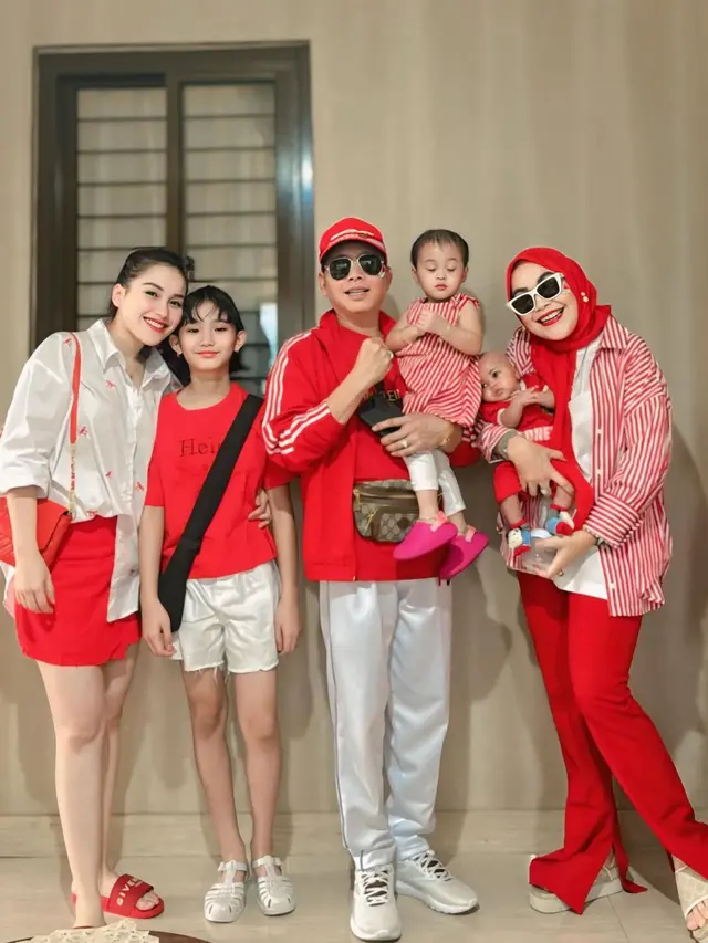 Pilihan Sandal Jepit Ayu Ting Ting di Berbagai Momen