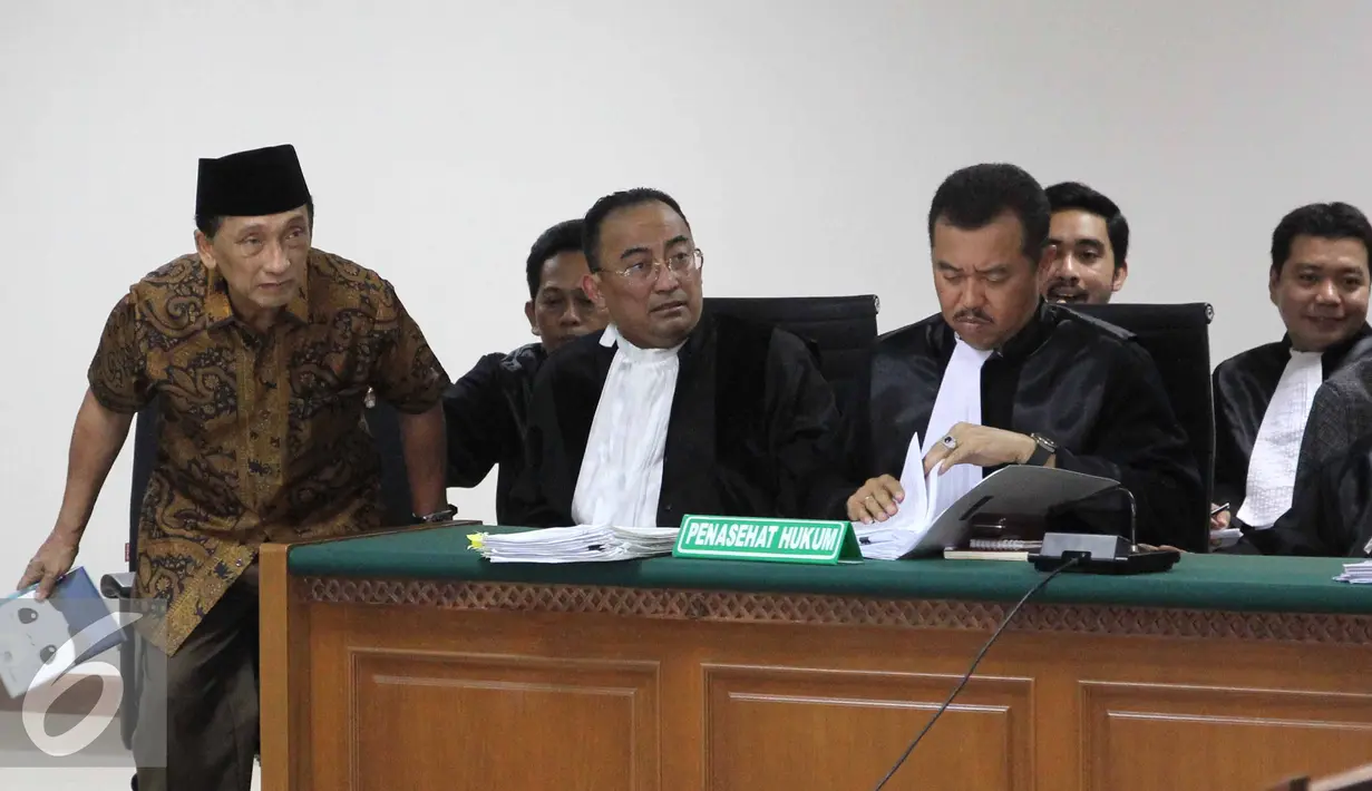 Terdakwa mantan Bupati Bangkalan Fuad, Amin saat bersiap untuk menjalani sidang lanjutan di Pengadilan Tipikor, Jakarta, Senin (10/8/2015). Agenda sidang mendengarkan keterangan 16 saksi dari SKPD Bangkalan dan pihak bank. (Liputan6.com/Helmi Afandi)