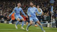 Gelandang Manchester City, Bernardo Silva (kanan) melakukan selebrasi setelah mencetak gol ke gawang Real Madrid pada pertandingan leg pertama semifinal Liga Champions di stadion Etihad di Manchester, Inggris, Rabu (27/4/2022). City menang atas Madrid 4-3. (AP Photo/Jon Super)