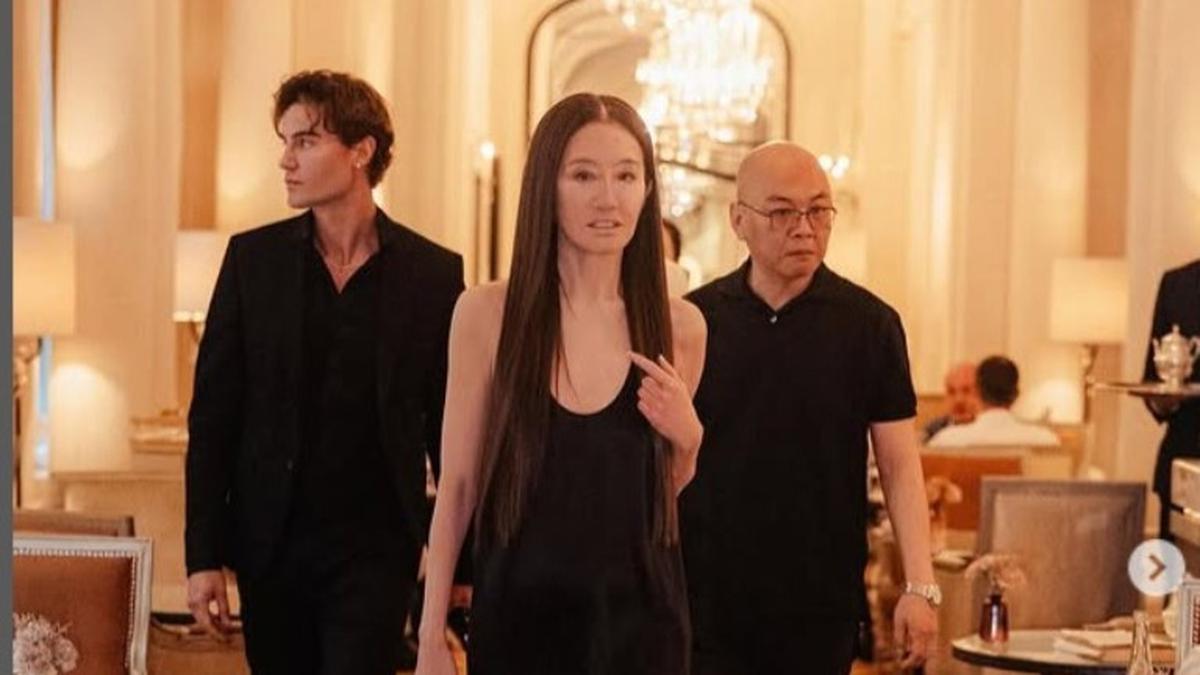 Rayakan Ulang Tahun ke-76, Desainer Vera Wang Kenakan Gaun Hitam Pendek dengan Punggung Terbuka