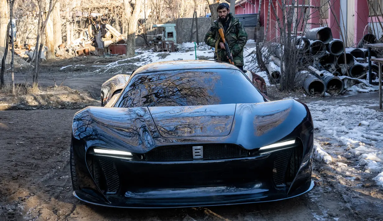 Mobil sport pertama buatan Afghanistan terlihat di luar studio mobil Entop di Kabul, Afghanistan, 13 Januari 2023. Mobil sport bernama Mada 9 itu disebut dirancang oleh 30 insinyur Afghanistan. (AP Photo/Ebrahim Noroozi)