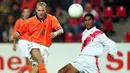 Dennis Bergkamp (kiri) berhasil meraih banyak gelar bergengsi seperti Liga Inggris dan Piala FA saat membela Arsenal. Ia juga mampu mempersembahkan banyak trofi ke Ajax dan AC Milan. Namun, Bergkamp tak pernah sekali pun meraih trofi internasional bersama Timnas Belanda. (AFP/ANP)