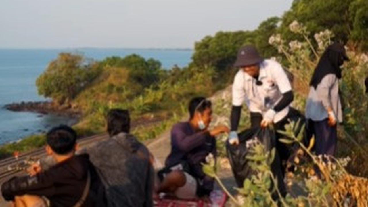 Aksi Komunitas Pecinta Kereta Api Bersihkan Bukit Pandang Menara Senja
