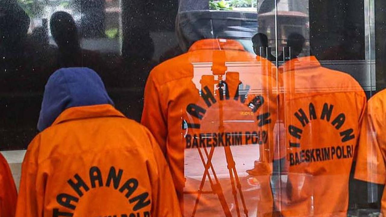 Para tersangka dijerat dengan Pasal 45 Ayat (2) jo Pasal 27 Ayat (2) UU ITE dan atau Pasal 303 Ayat (1) ke-1 dan ke-2 KUHP, dan atau Pasal 3 dan Pasal 10 UU TPPU.<br>
