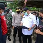 Gubernur Gorontalo bersama Forkopimda saat menatap foto mendiang Kapten Laut I Gede Kartika (Arfandi Ibrahim/Liputan6.com)