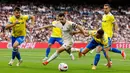 Laga kedua tim berlangsung intens dan sengit. (OSCAR DEL POZO/AFP)