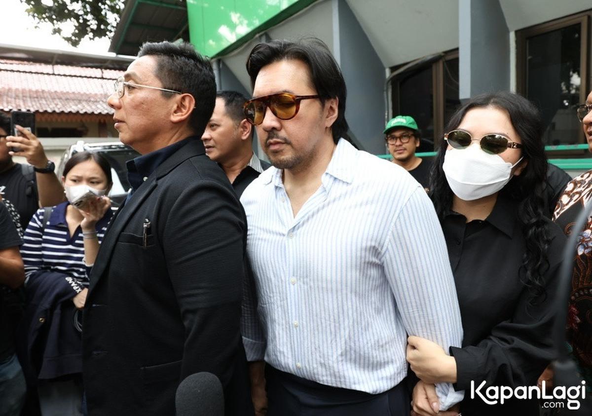 Potret David Eks Naif Dampingi Audrey Davis ke Pengadilan Untuk Kasus Video Syur, Persidangan Ditunda Besok