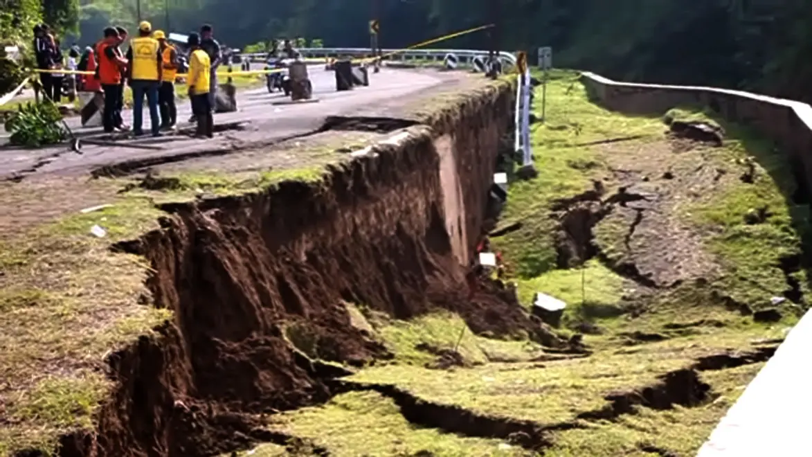 Jalan utama Kabupaten Kuningan ke Cirebon di Desa Waled Asem, Kecamatan Waled, Kabupaten Cirebon, longsor pada Minggu (22/4/2017) sore. (Liputan6.com/Panji Prayitno)