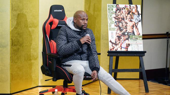 Floyd Mayweather Jr mendengarkan pertanyaan awak media selama konferensi pers di Tokyo (29/12). Mayweather akan melawan kickboxer Jepang Tenshin Nasukawa dalam pertandingan eksibisi tiga putaran di Jepang pada Malam Tahun Baru. (AP Photo/Eugene Hoshiko)
