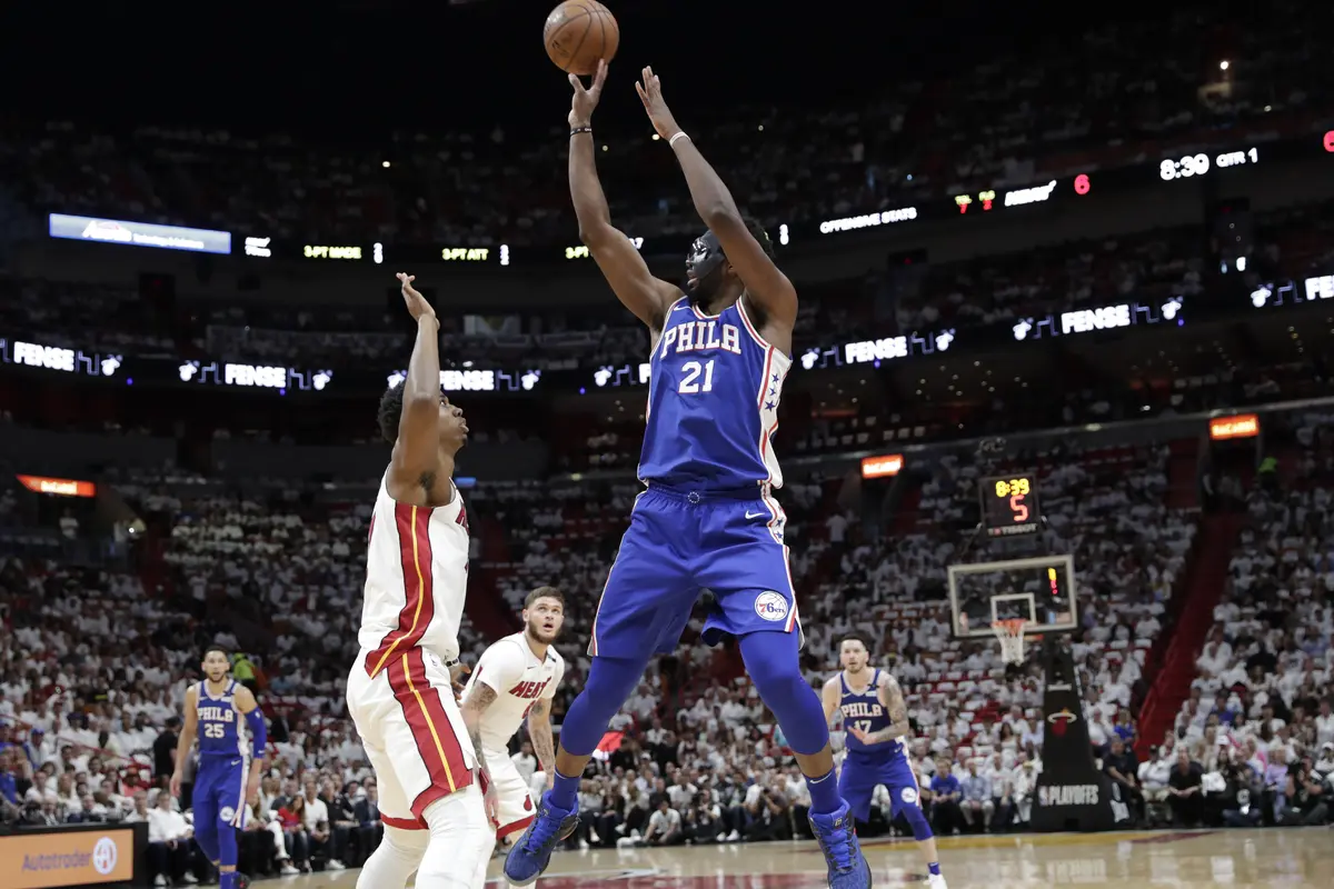Aksi Joel Embiid melepaskan tembakan saat Sixers melawan Heat pada gim ketiga play-off NBA