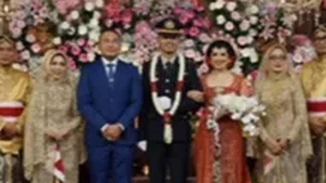 Wakapolda Banten itu tak lupa berfoto bersama dengan kedua mempelai dan orang tua mempelai saat berada di pelaminan.