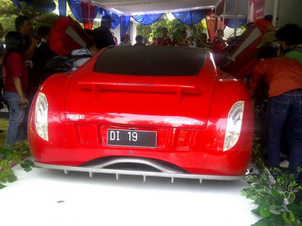 Mobil Tucuxi tiba di Solo untuk dimandikan Ki Manteb Sudarsono
