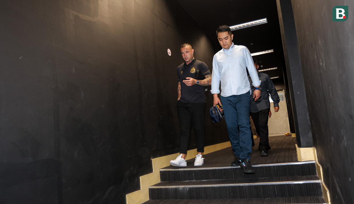 Pemain Belgia berdarah Indonesia, Radja Nainggolan (kiri) berjalan memasuki ruang konferensi pers saat untuk dikenalkan sebagai rekrutan baru Bhayangkara FC di Stadion Utama Gelora Bung Karno (SUGBK), Senayan, Jakarta, Senin (04/12/2023). (Bola.com/Bagaskara Lauardi)