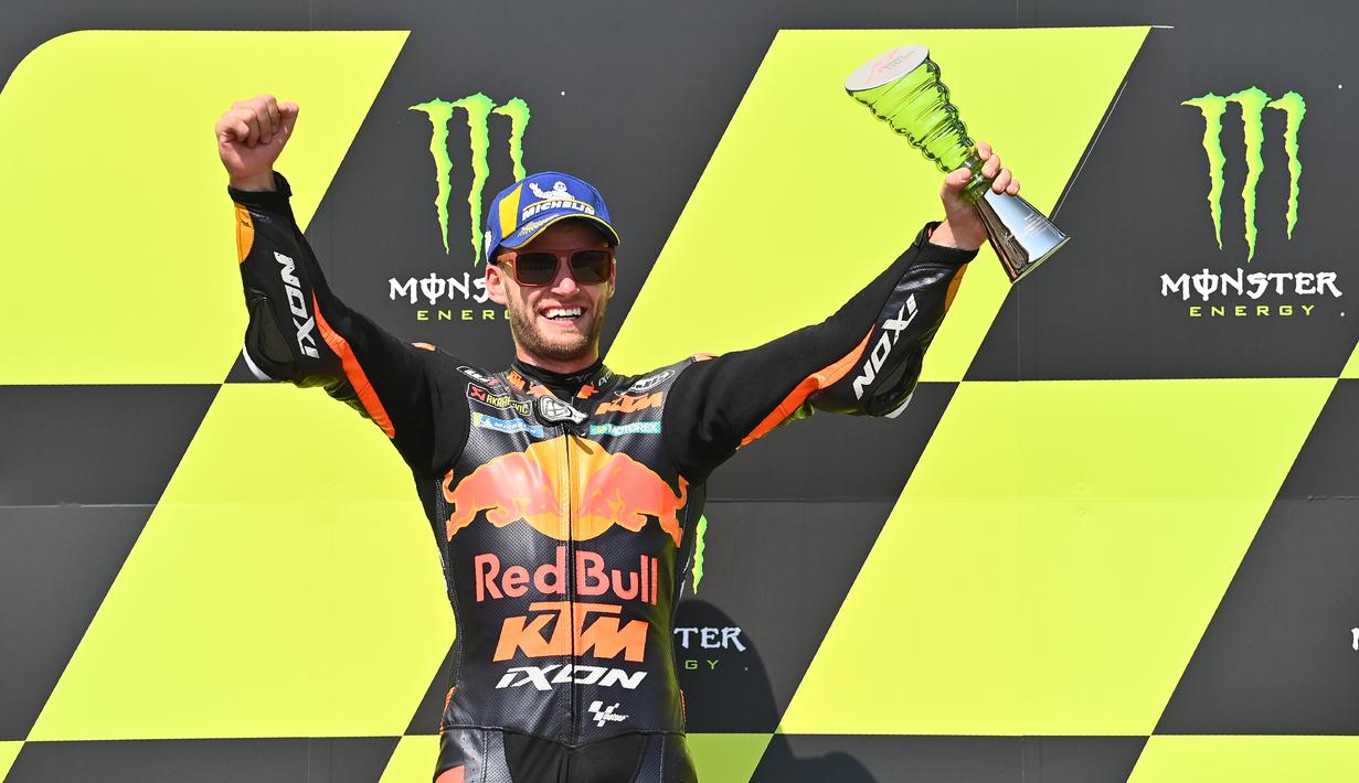 4. Brad Binder (Red Bull KTM Factory Racing) - Brad Binder hanya mampu finis diurutan ke delapan pada balapan MotoGP Styria. Hasil tersebut membuatnya bercokol di posisi empat klasemen sementara MotoGP 2020 dengan 49 poin. (AFP/Joe Klamar)