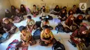 Karena kekurangan ruangan kelas, dua ruangan dipakai untuk KBM, yakni ruang laboratorium dan musala untuk menampung total 449 murid. (merdeka.com/Arie Basuki)