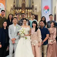 Para rekan seperjuangan Shanju di JKT48 turut hadir di acara pemberkatan pernikahannya. [Instagram/@shanju]